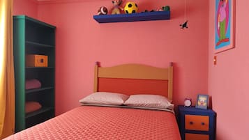 Tabla de planchar con plancha, wifi y ropa de cama