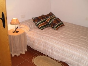 A small, neatly arranged bedroom with a single bed, a bedside table with a lamp, and a rug on the floor. - La Atalaya de Los Romanes: Tourismus und Urlaub. by Interhome (Los Romanes)
