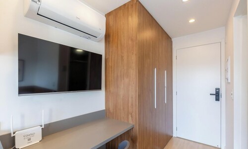 Studio in Condo w/ gym 350m From PUC Ebi0603