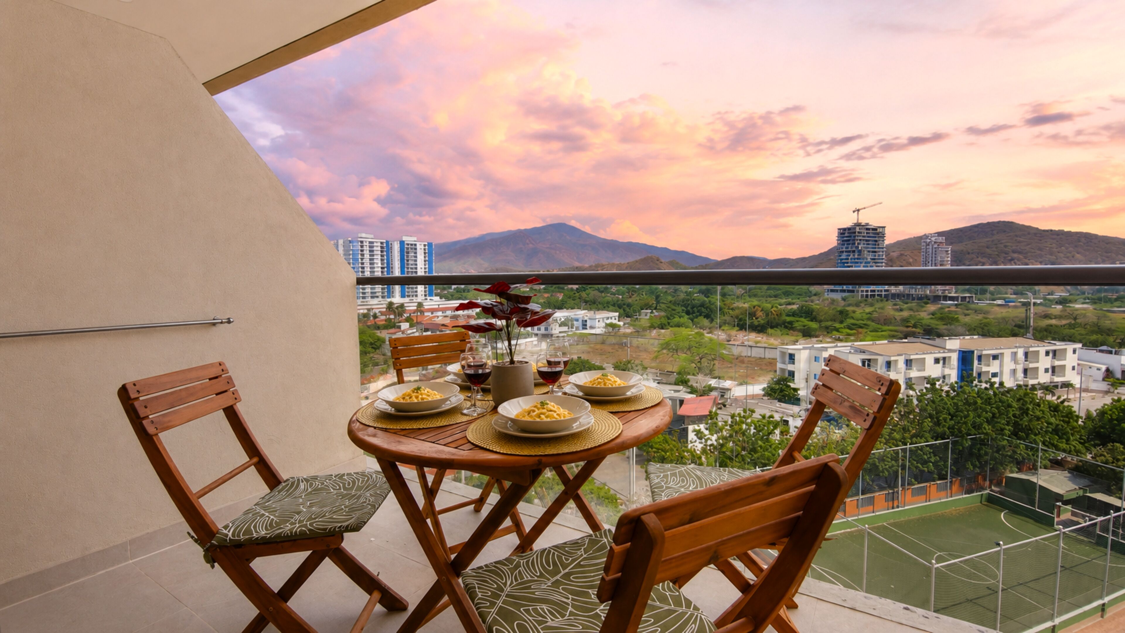 Departamento de lujo, balcón, vista a la montaña | Restaurante al aire libre