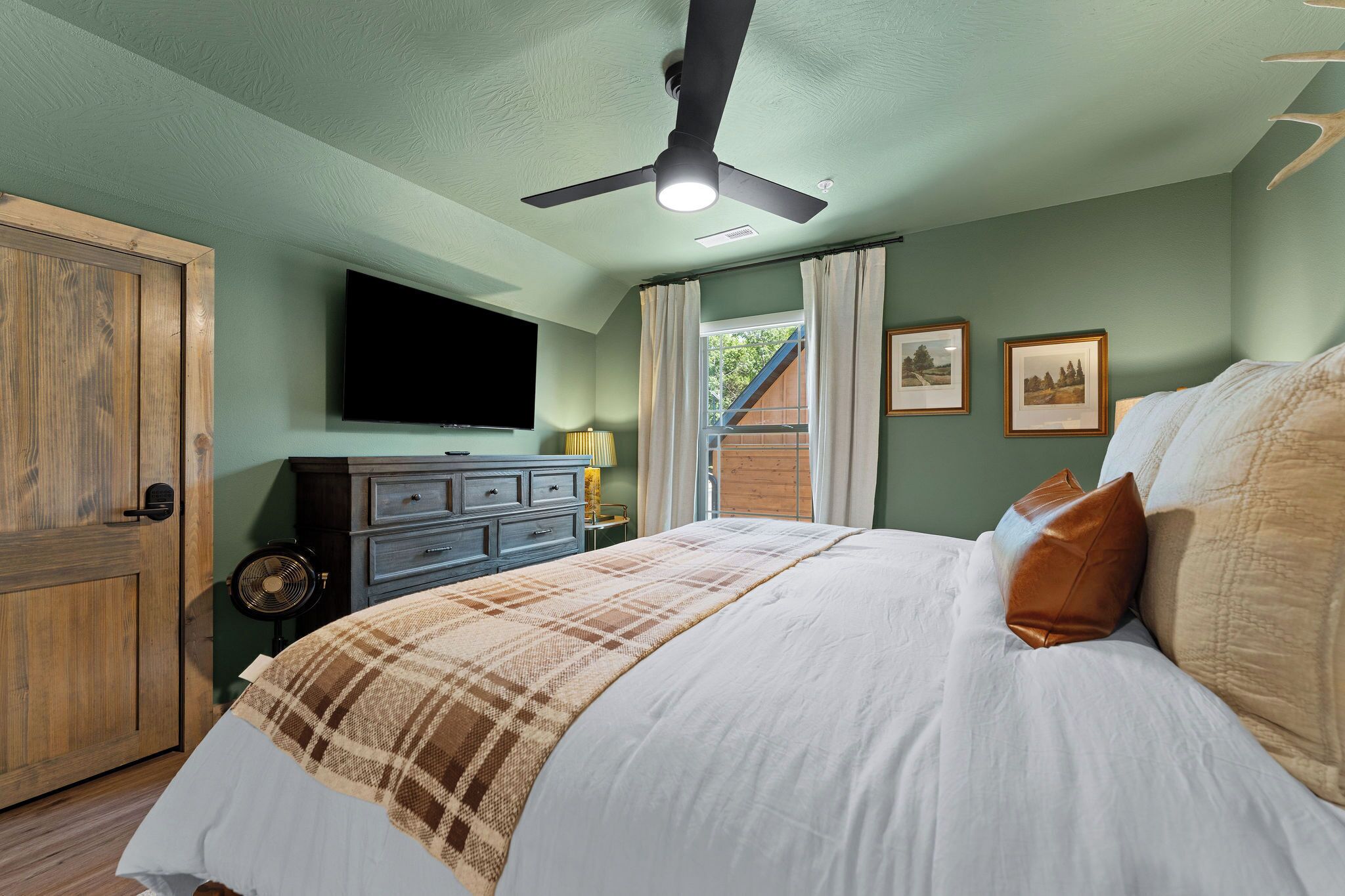 2 bedrooms, iron/ironing board, WiFi (free), bed sheets