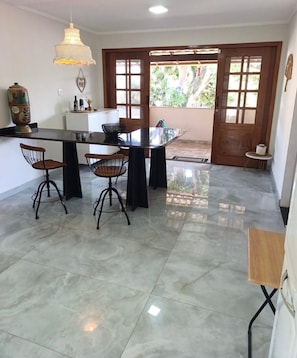 Dining - Our lovely house has this beautiful mango tree if you like enjoy been outside (Vila Velha)