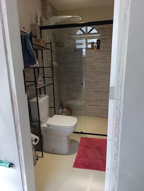 Bathroom - Our lovely house has this beautiful mango tree if you like enjoy been outside (Vila Velha)