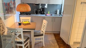 Kaffetrakter/tekoker, kjøleskap og kokeplater