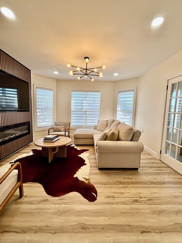 Stylish and cozy retreat, Utica