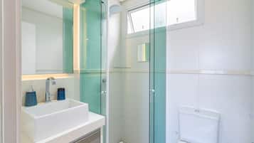 Eenvoudig appartement | Badkamer | Een douche