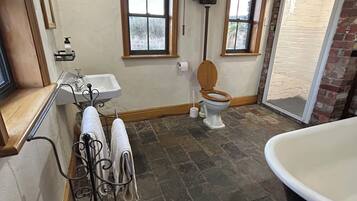 Serviettes fournies, savon, shampoing, papier toilette