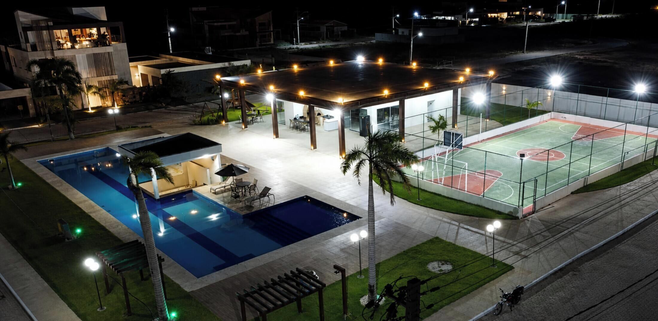 Casa luxo, 3 quartos, acesso à piscina, vista para o lago | Campo esportivo