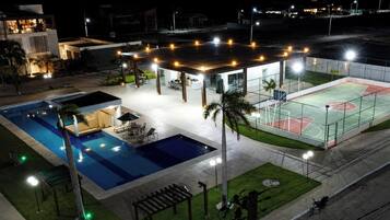 Casa luxo, 3 quartos, acesso à piscina, vista para o lago | Campo esportivo