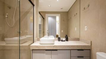 Apartamento básico | Banheiro | Chuveiro
