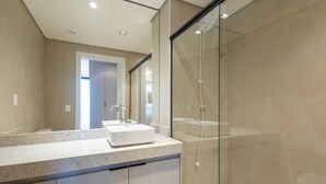 A modern bathroom with a glass-enclosed shower, a white sink, and a large mirror. - 2BR Apt, Condo w/ Pool - Get0706 (Guará)