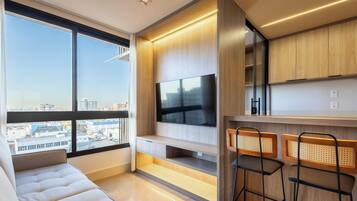 Apartamento básico | Área de estar | TV 40 polegadas com canais digitais