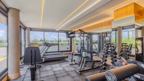 A modern gym with exercise equipment, large windows, and a view of greenery. - 2BR Apt, Condo w/ Pool - Get0706 (Guará)