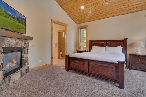Game Room, Pool Table, Foosball, Arcade, Fireplace, Chef's Kitchen, Hot Tub, Sauna: Big Bear Lodge