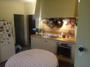 Coffee/tea maker, fridge, stovetop, electric kettle - Toolebewong House – 130 Acres of Native Forest, Wildlife & Dog-Friendly Escape (Mount Toolebewong)