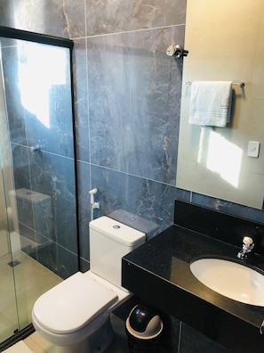 Comfort Double Room, Balcony, City View | Bathroom | Shower, free toiletries, towels, soap - Hotel Pioneiro Express  (Caracol)