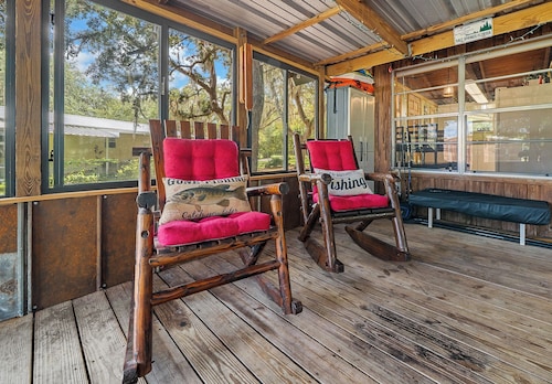 Red Canoe Cabin on the water in National Forest