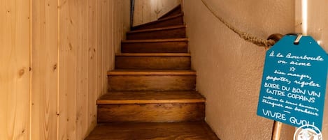 Una escalera de madera con un letrero en la pared.