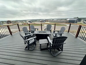 Eine Terrasse mit Tisch und Stühlen mit Blick auf ein Wohngebiet.