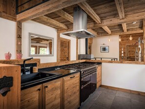 Wasserkocher mit Kaffee-/Teezubehör, Kühlschrank, Mikrowelle, Ofen
