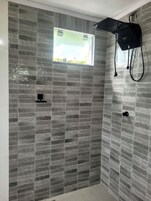 Suíte conforto, vista para o mar | Banheiro | Produtos de toalete grátis, sabonete, shampoo, papel higiênico