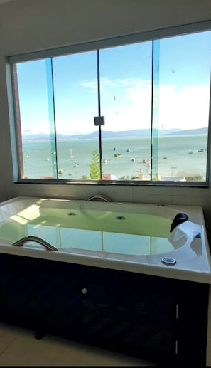 Comfort Suite, Sea View | Bathroom