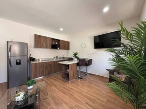 Coffee/tea maker, fridge, microwave, stovetop