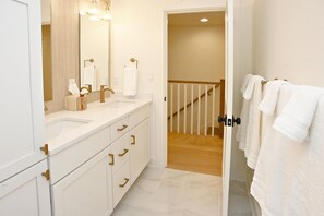 A bathroom with two sinks, a mirror, and a towel rack. - The Beverly Shore House - Luxury Escape In The Indiana Dunes Near Lake Michigan (Chesterton)