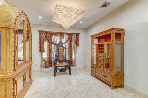 Sleeps 16 | Pool + Slide | Family Retreat