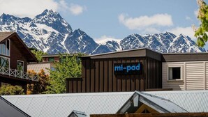 A building with a sign reading 'mi-pad' against a backdrop of snow-capped mountains. - Mi-pad Smart Hotel (Queenstown)