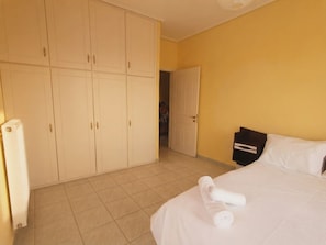 3 habitaciones, tabla de planchar con plancha, wifi y ropa de cama 