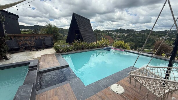 Una piscina al aire libre