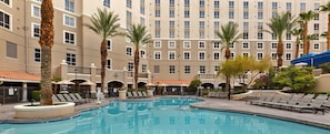 Pool - 2-bedroom resort in fantastic Las Vegas Overlooking Formula 1 pit and Harmon Ave (Las Vegas)