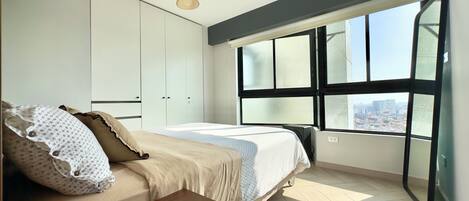 Apartamento, vista para o pátio | Cortinas blackout, ferros/tábuas de passar roupa, Wi-Fi de cortesia