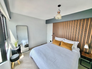 Appartement, vue sur la cour intérieure | Rideaux d’obscurcissement, fer et planche à repasser