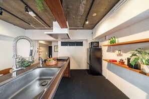 Private kitchen - Stylish suite for 4 people 2F / 10 minutes from Shinjuku & Tokyo Station tram / (Shinjuku City)
