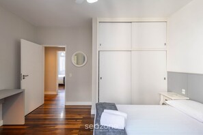 A bedroom with a bed, a bedside table, a wardrobe, and a mirror. - 3BR Apt Sea View Balcony in BC Mrd0051 (Balneário Camboriú)