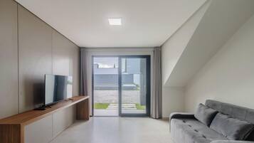 Eenvoudig appartement | Woonruimte | Een 40-inch televisie met digitale zenders