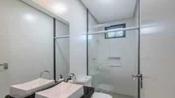 Eenvoudig appartement | Badkamer | Een douche