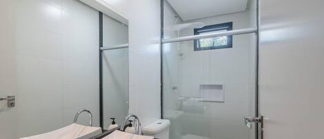 เบสิกอพาร์ทเมนท์ | ห้องน้ำ | ฝักบัว