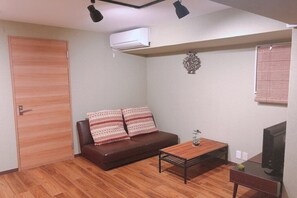 Living area - 5-person room 4th floor 10-minute train ride from Shinjuku Station, Tokyo (Shinjuku City)