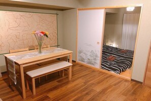 WiFi, bed sheets - 5-person room 4th floor 10-minute train ride from Shinjuku Station, Tokyo (Shinjuku City)