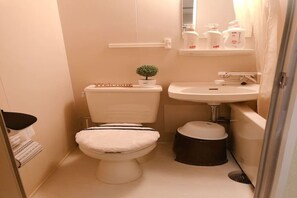 Hair dryer, bidet, towels, soap - 5-person room 4th floor 10-minute train ride from Shinjuku Station, Tokyo (Shinjuku City)
