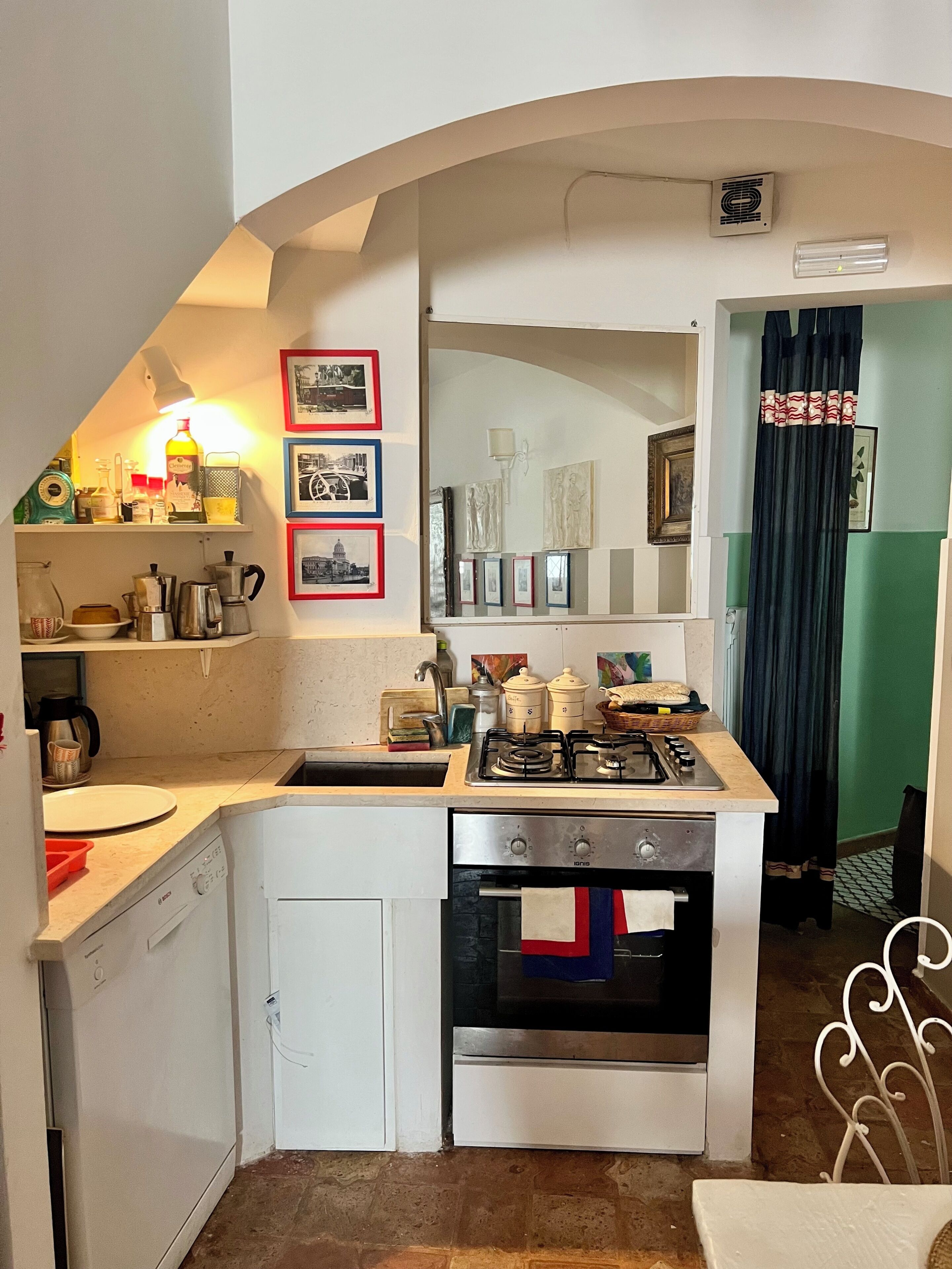 Wasserkocher mit Kaffee-/Teezubehör, Kühlschrank, Mikrowelle, Ofen