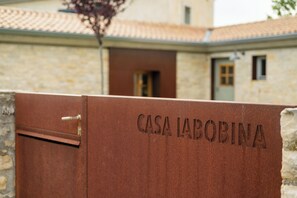 A metal gate with 'CASA LABOBINA' engraved on it, indicating a property name. - Villa Casa LaBobina (Istria - Kurili) (Kurili)