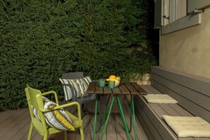 An outdoor seating area with a table, chairs, and a bench. - Villa Casa LaBobina (Istria - Kurili) (Kurili)