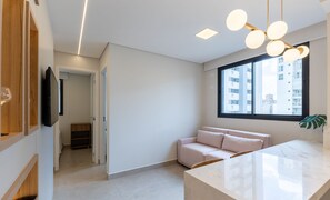 Ein moderner, hell erleuchteter Raum mit großem Fenster, einer eingebauten Bank und einer Marmorarbeitsplatte.