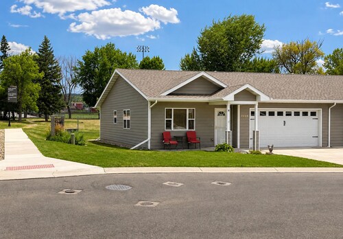 Cozy 2-bedroom condo in enchanting Spearfish with AC and two car garage