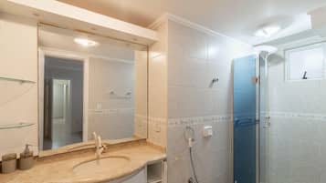 Basic Apartment | Bathroom | Shower