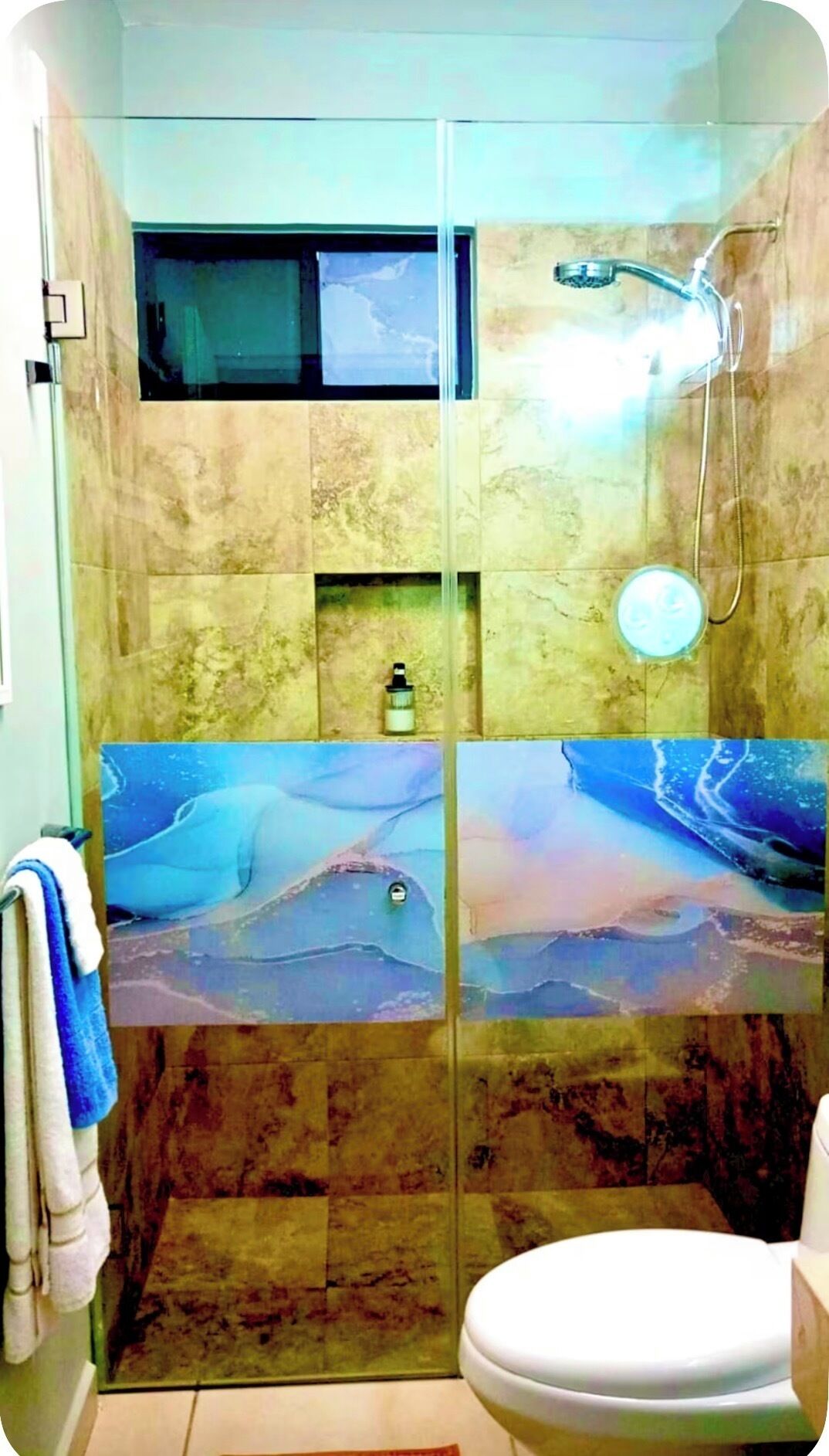 Ducha, secador de pelo, toallas, jabón